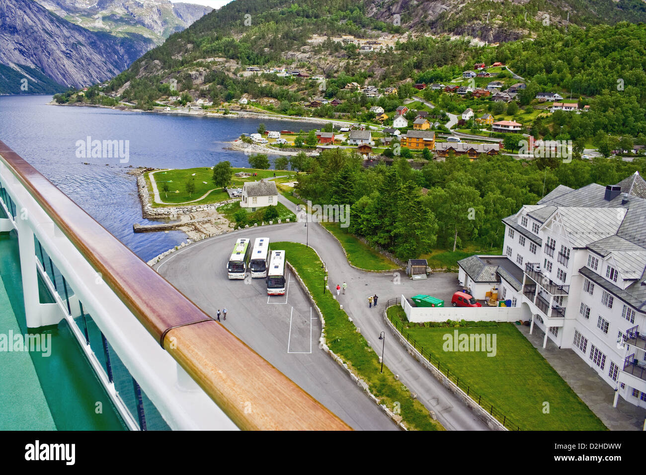 Die Stadt Eidfjord an der Spitze des Fjords mit dem gleichen Namen, von einem Besuch gesehen Kreuzfahrtschiff, Norwegen. Stockfoto