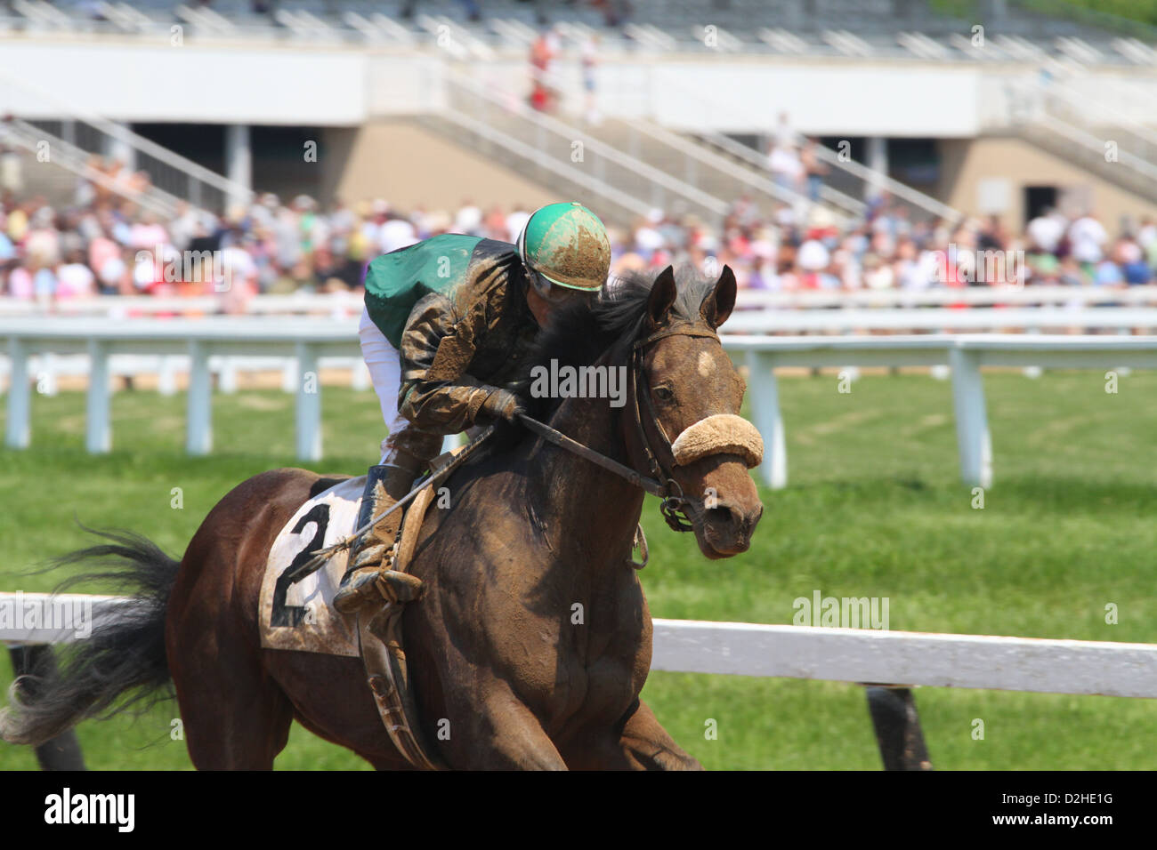 Schlamm bedeckt Jockey. Pferderennen Sie am River Downs Track, Cincinnati, Ohio, USA. Stockfoto