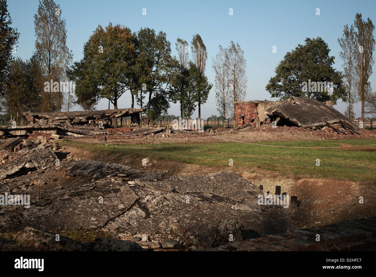 Hinterlassene Loch durch den Abriss der Gaskammern im KZ Auschwitz, Polen Stockfoto