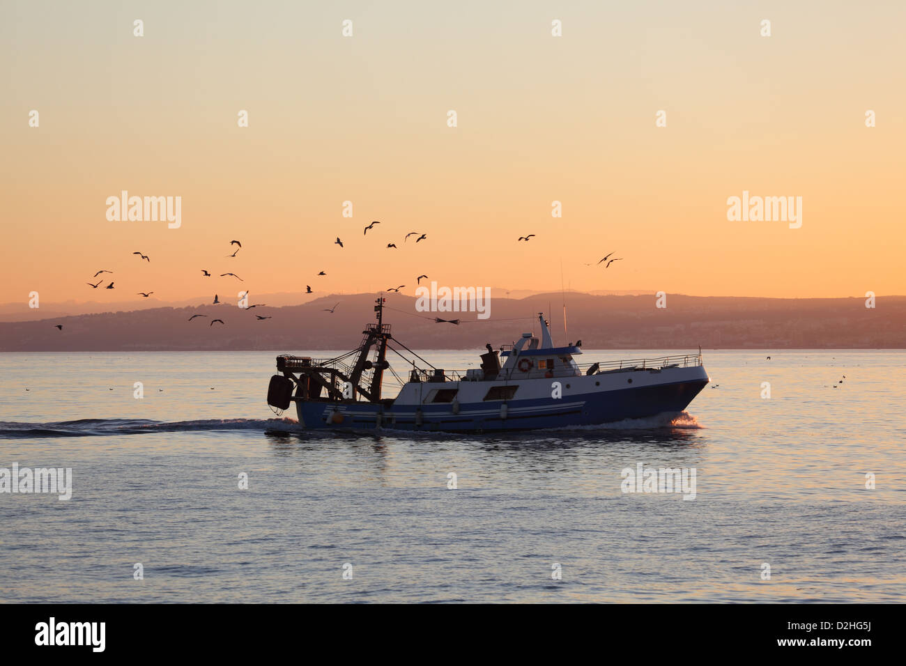Angeln Boot zurück nach Hause zu kommen. Estepona, Costa Del Sol, Andalusien, Spanien Stockfoto