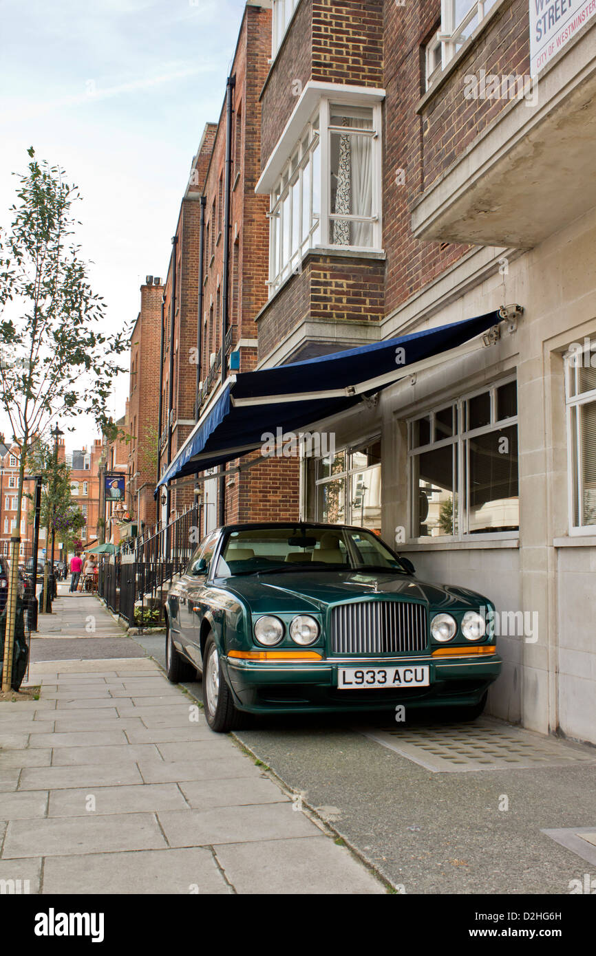 Rolls-Royce Luxusauto unter einem Baldachin auf Marylebone, London Street Stockfoto