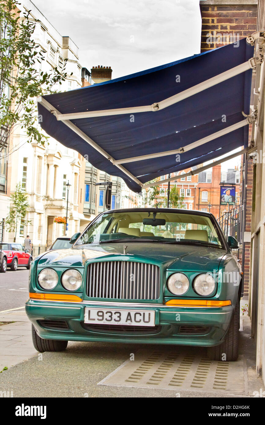 Rolls-Royce Luxus Auto unter einem Baldachin auf Marylebone, London Straße. Stockfoto