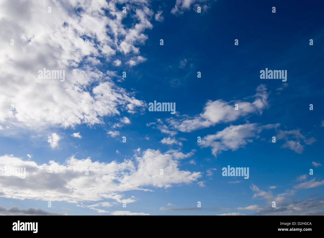 bewölkter Himmel, mit etwas blau und die Sonne hinter den Wolken. Stockfoto