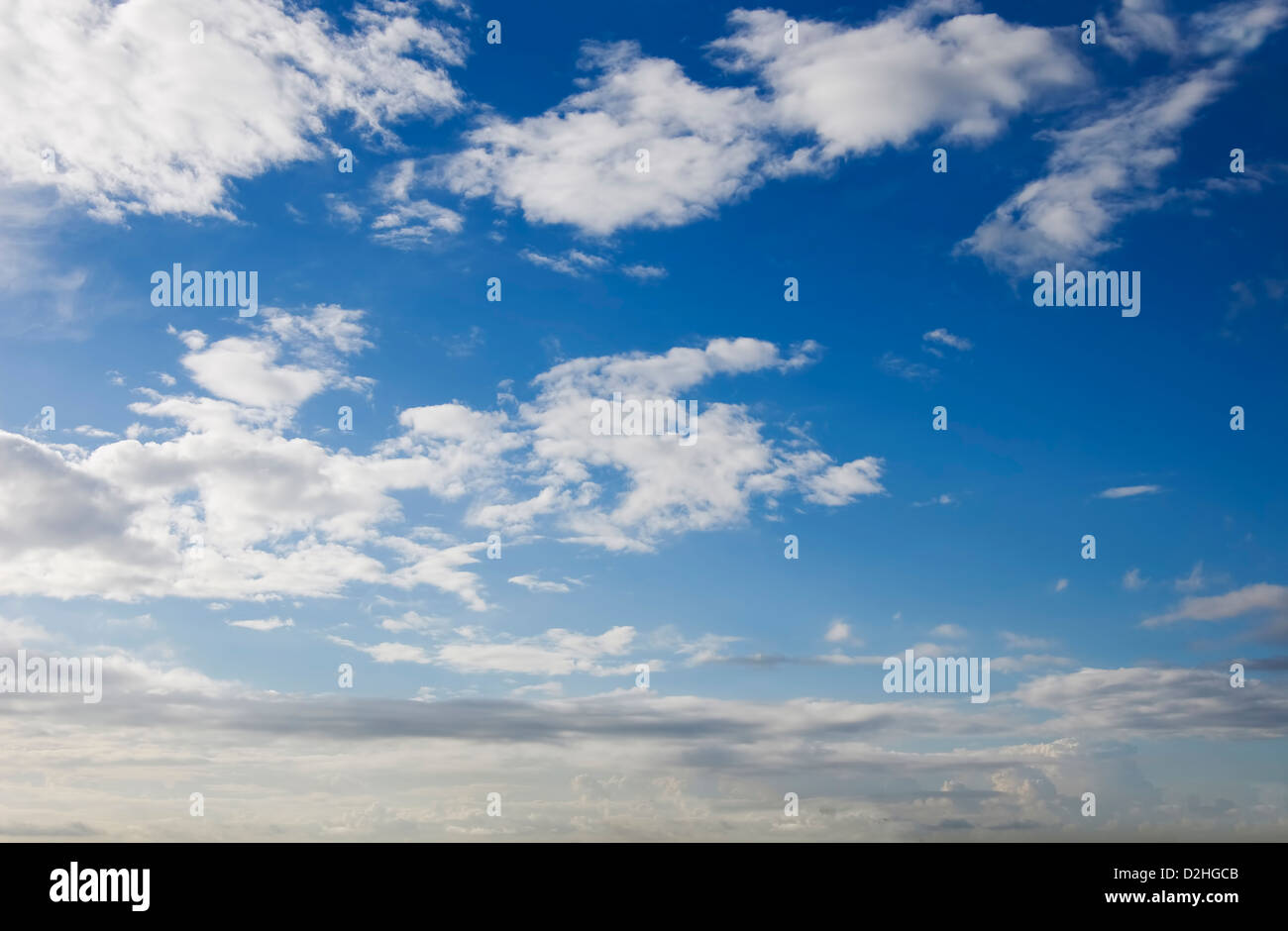Blauer Himmel mit einigen weißen Cumuluswolken. Stockfoto