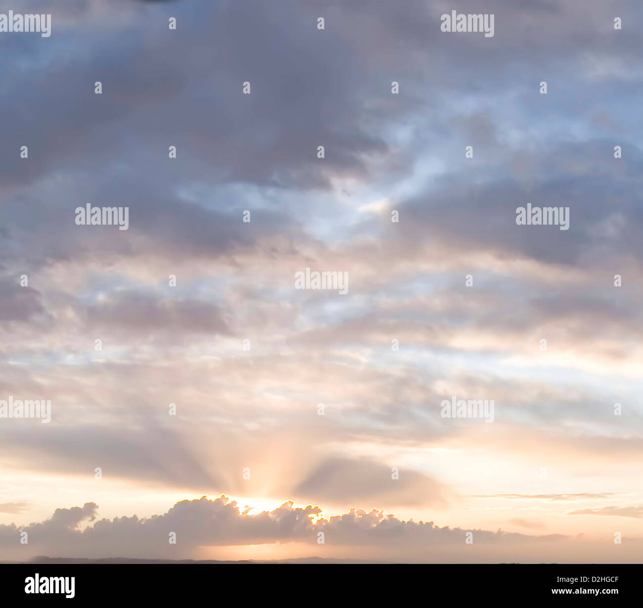 Sunrise-Himmel mit Wolken und die Sonne hinter ihnen. Stockfoto