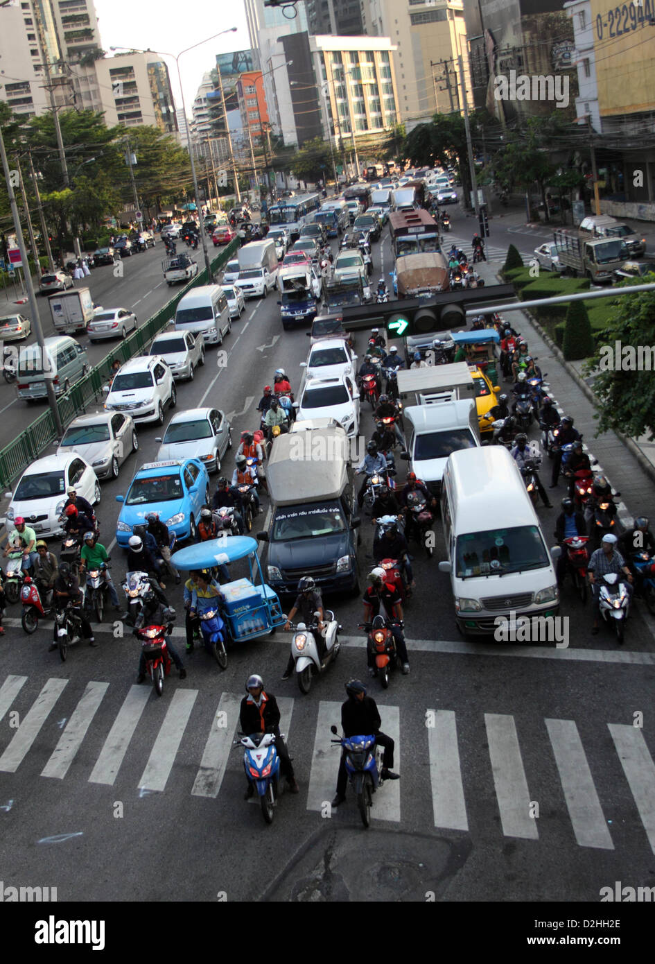 Stadtteil Sukhumvit, Bangkok, Thailand. Verkehr am Fußgängerüberweg warten auf Lichter zu ändern. Stockfoto