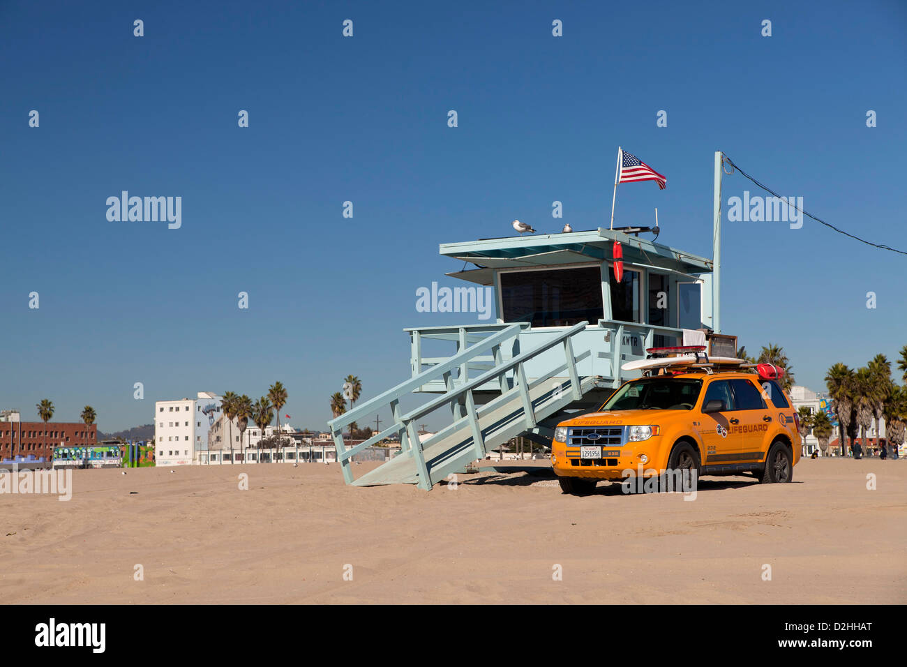 Rettungsschwimmer Stand und Auto am Venice Beach, Los Angeles, California, Vereinigte Staaten von Amerika, USA Stockfoto