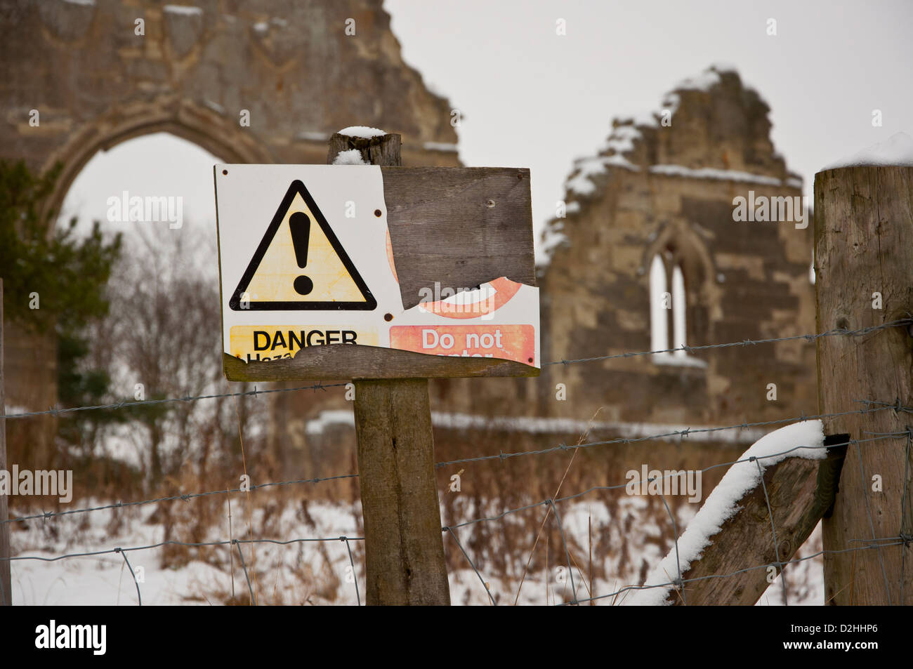 Wimpole Torheit Gothic-Ära Ruinen im Schnee gotischen Turm Stockfoto