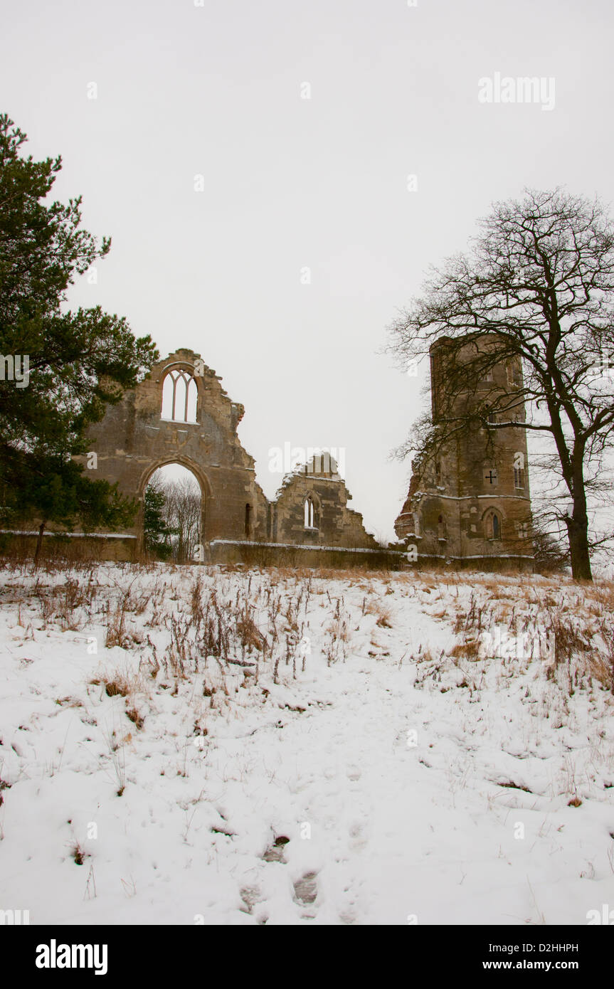 Wimpole Torheit Gothic-Ära Ruinen im Schnee gotischen Turm Stockfoto