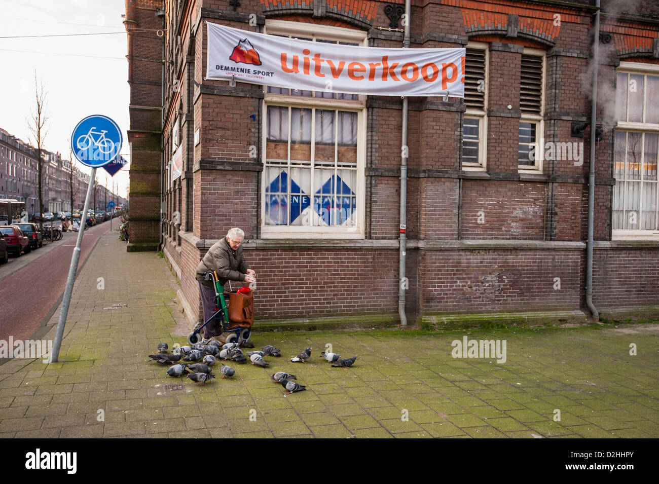 Niederlande, Amsterdam, de Jordaan Vertrieb von Demmenie und alte Dame ist die Tauben füttern. Foto Kees Metselaar Stockfoto
