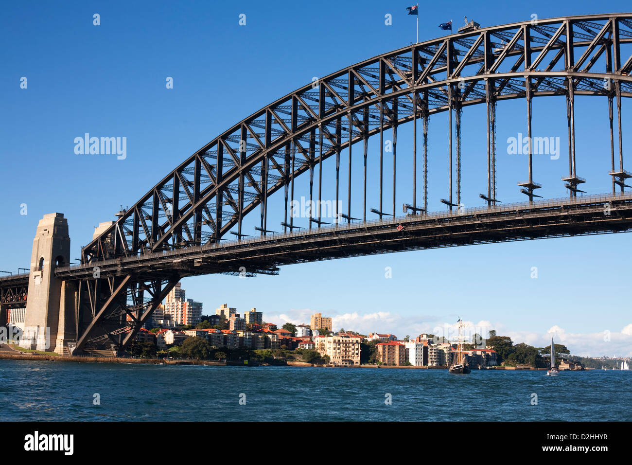 Fahnen von der Sydney Harbour Bridge von der Fähre aus gesehen. Stockfoto
