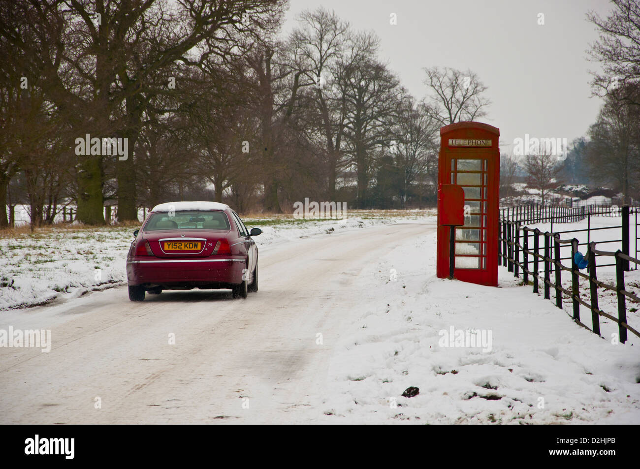 Gefrorenen Schnee erschweren auf unbehandelten Landstraßen in Wimpole Cambridgeshire Stockfoto