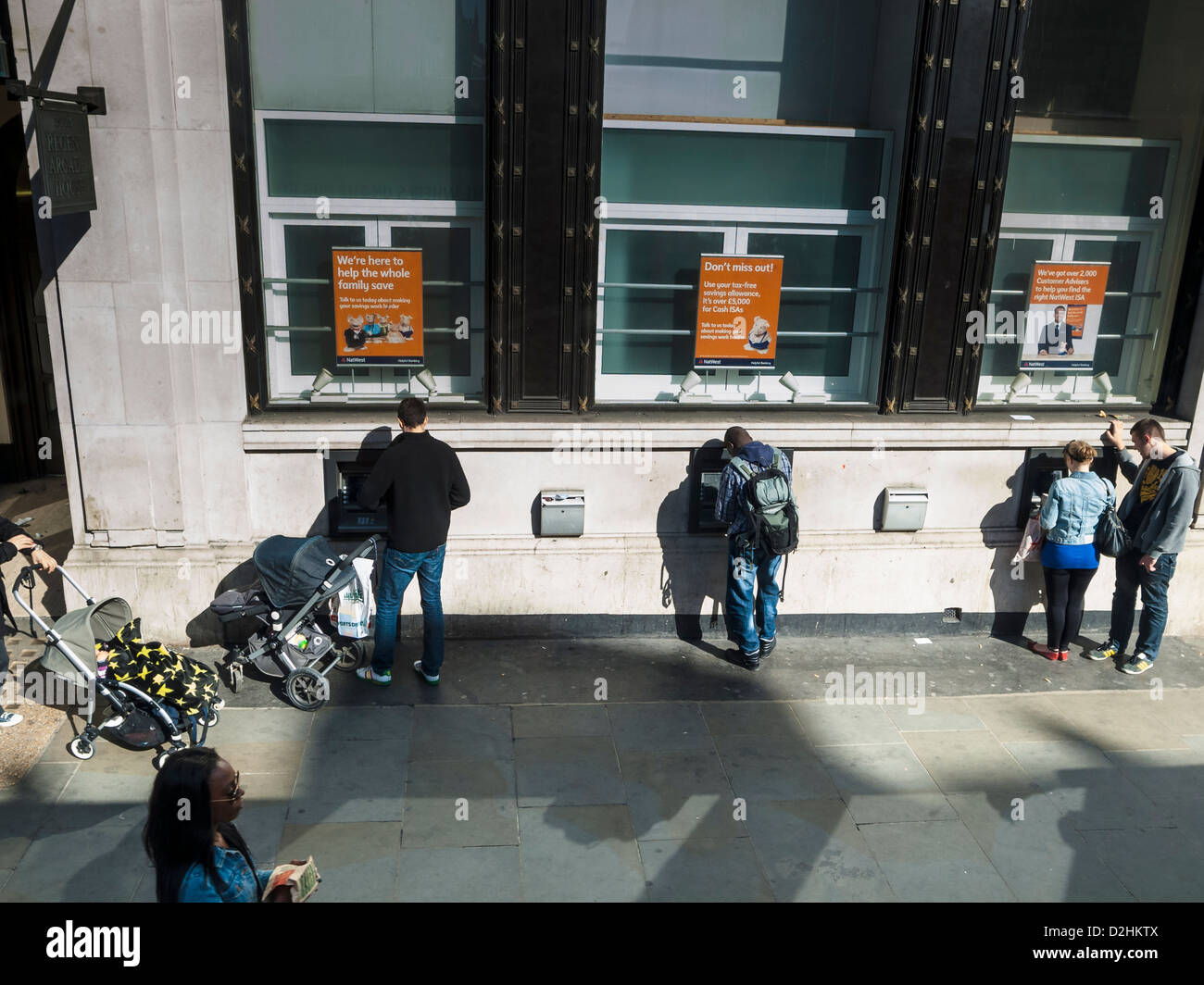 Menschen Withdrow Geld aus Geldautomaten auf einer Londoner Straße Stockfoto