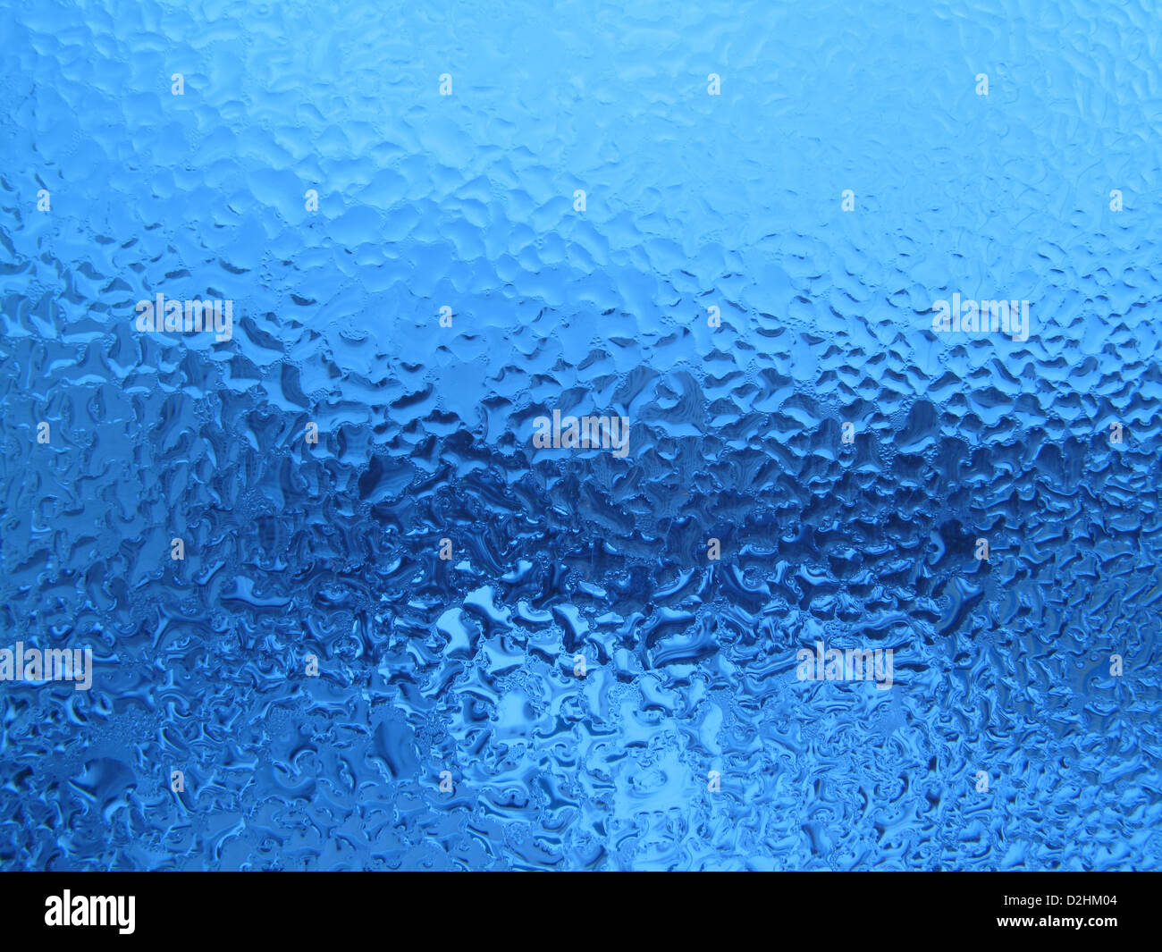 Natürliche Wasser tropft auf Fensterglas Stockfoto