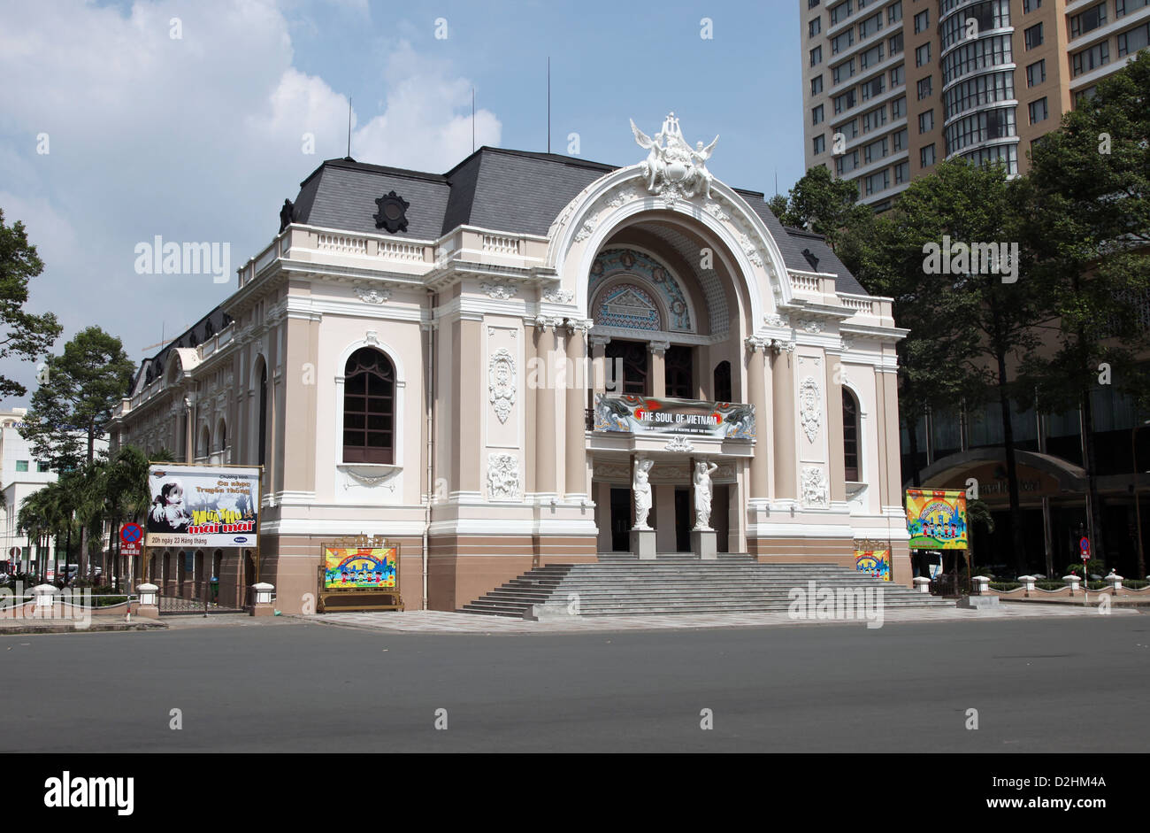 Es ist ein Foto von Ho Chi Min Stadt oder Saigon in Vietnam. Wir sehen Kolonialstil Gebäude wie Hotels, Museum oder theater Stockfoto