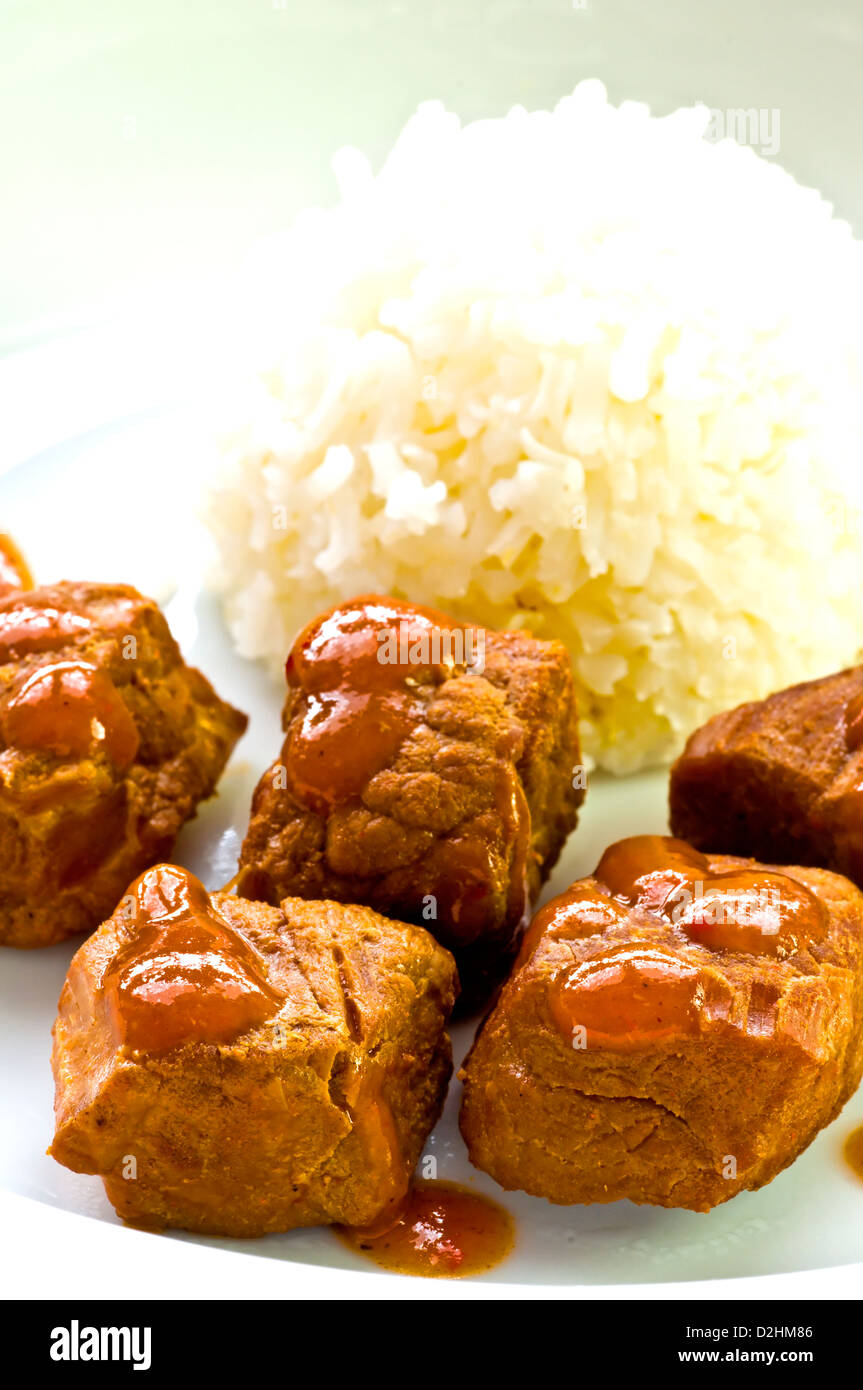 Gulasch mit Reis Stockfoto
