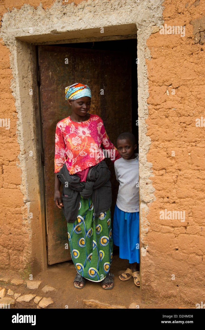 Frau und Kind auf ihrem Gehöft, Dorf in der Nähe von Muhanga, Ruanda Stockfoto