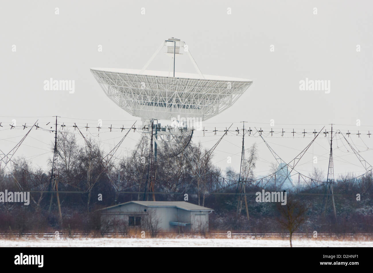 Radioteleskop Cambridge im Schnee der des Radio Astronomy Observatory Stockfoto