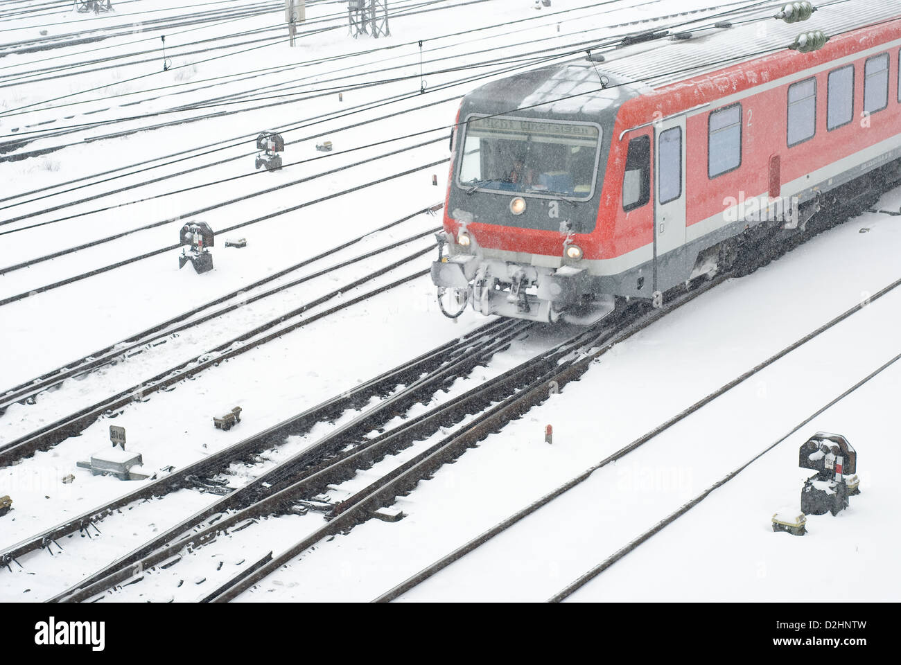 Winter pendeln mit öffentlichen Verkehrsmitteln in München Stockfoto