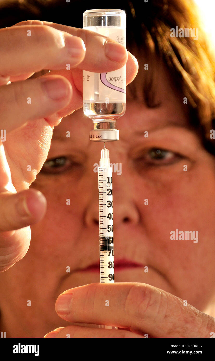 Älterer Patienten bereitet eine Spritze, der sie verwenden werden, um in zu ihrem Unterleib zur Behandlung von Typ-2-Diabetes Insulin Spritzen. Stockfoto