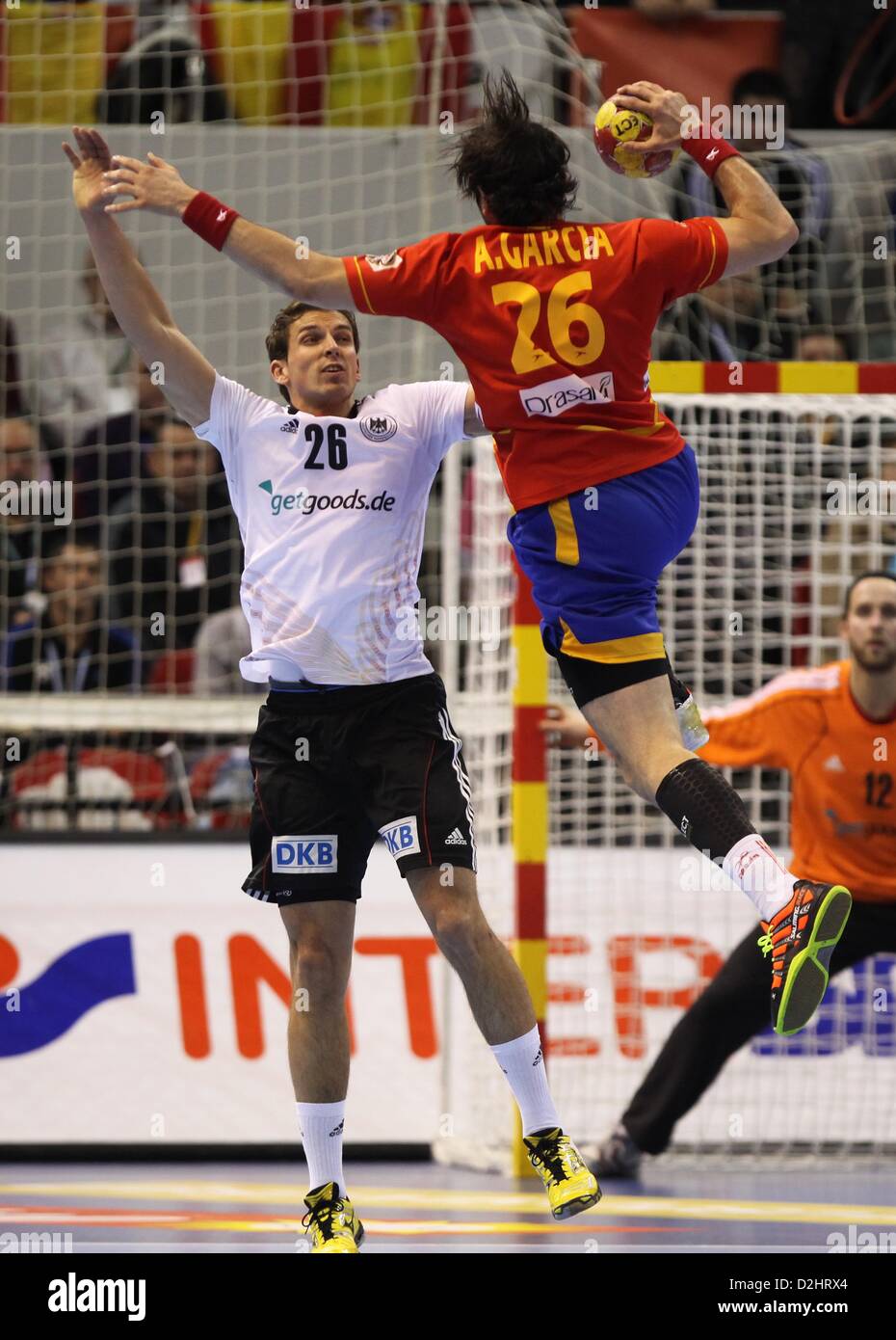 Adrian Pfahl (L) von Deutschland blockiert Antonio Garcia Robledo (R) von Spanien während der Herren Handball-WM Viertelfinale Spanien Vs Deutschland in Saragossa, Spanien, 23. Januar 2013. Spanien gewann 28: 24. Foto: Fabian Stratenschulte/dpa Stockfoto