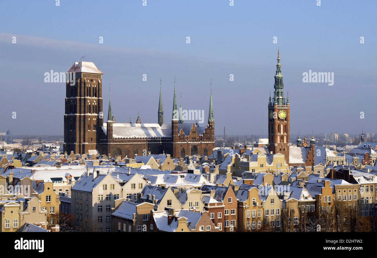 Gdansk Innenstadt Wahrzeichen im Winter mit verschneiten Dächern Stockfoto