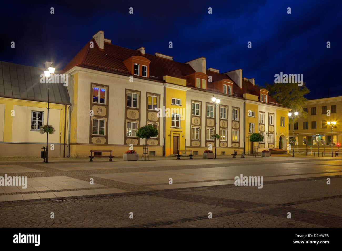 Alte historische Häuser in der Nacht in Bialystok, Polen. Stockfoto