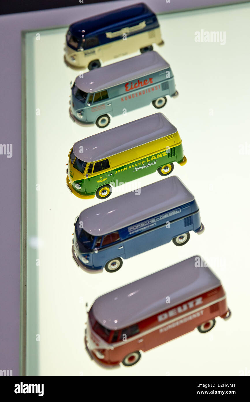 Neue Miniaturmodelle von VW T1 Minivan von Firma Schuco sind auf dem Display in der Firmenzentrale der Simba Dickie Group in Fürth, Deutschland, 25. Januar 2013. Die Firma präsentiert Neuheiten für den Spielwarenhandel zeigen, dass Qhich in Nürnberg vom 30 Januar bis 4. Februar 2013 stattfinden wird. Foto: DANIEL KARMANN Stockfoto
