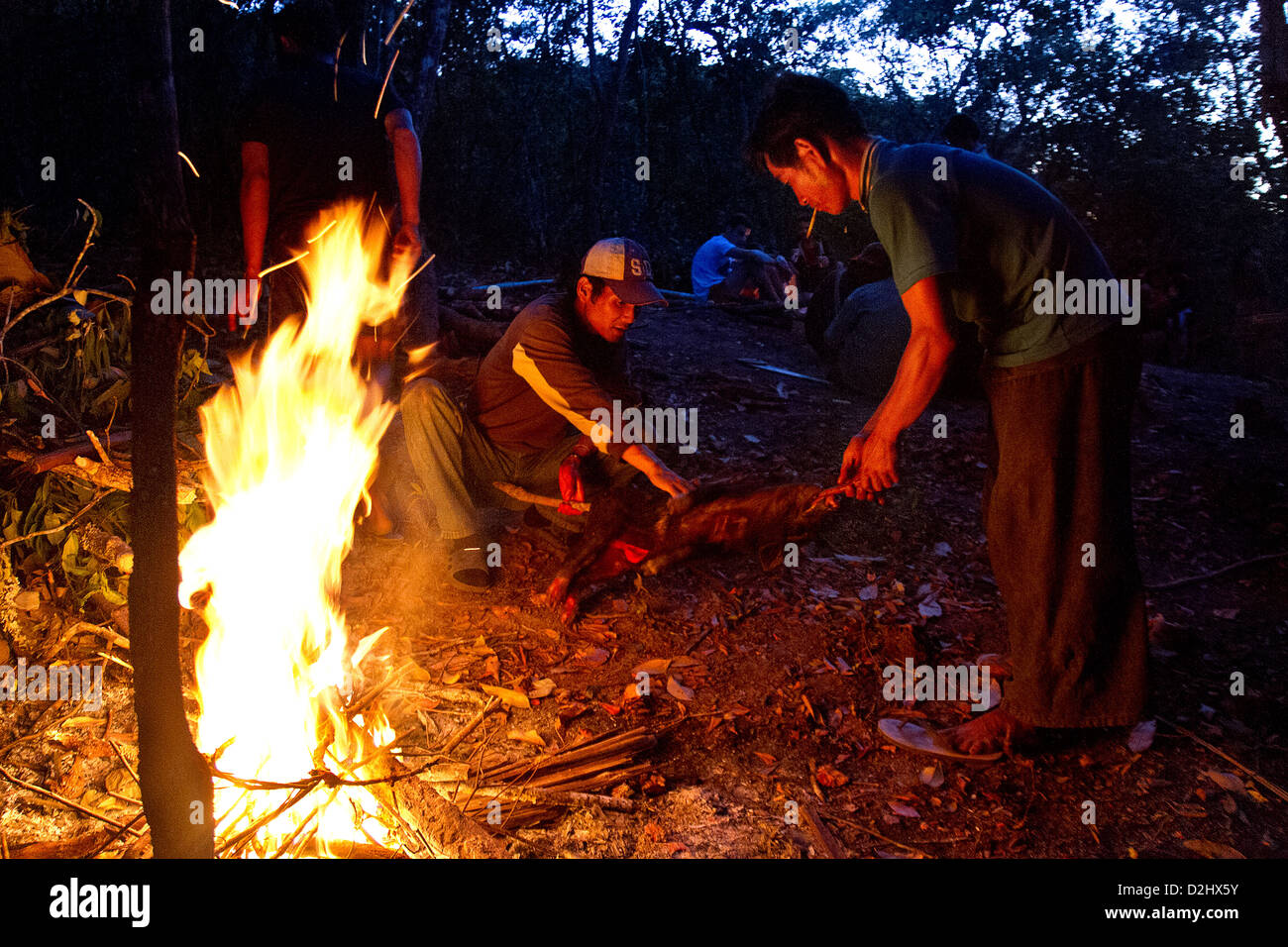 Wandern Sie in den Bergen. Kochen eine Porc um firecamp Stockfoto