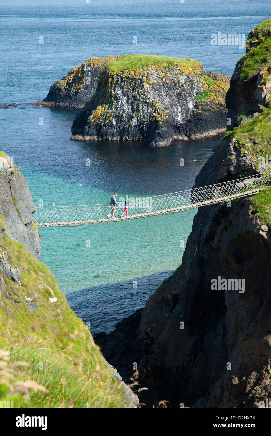 Menschen Sie Kreuzung Carrick-a-Rede Rope Bridge, County Antrim, Nordirland. Stockfoto