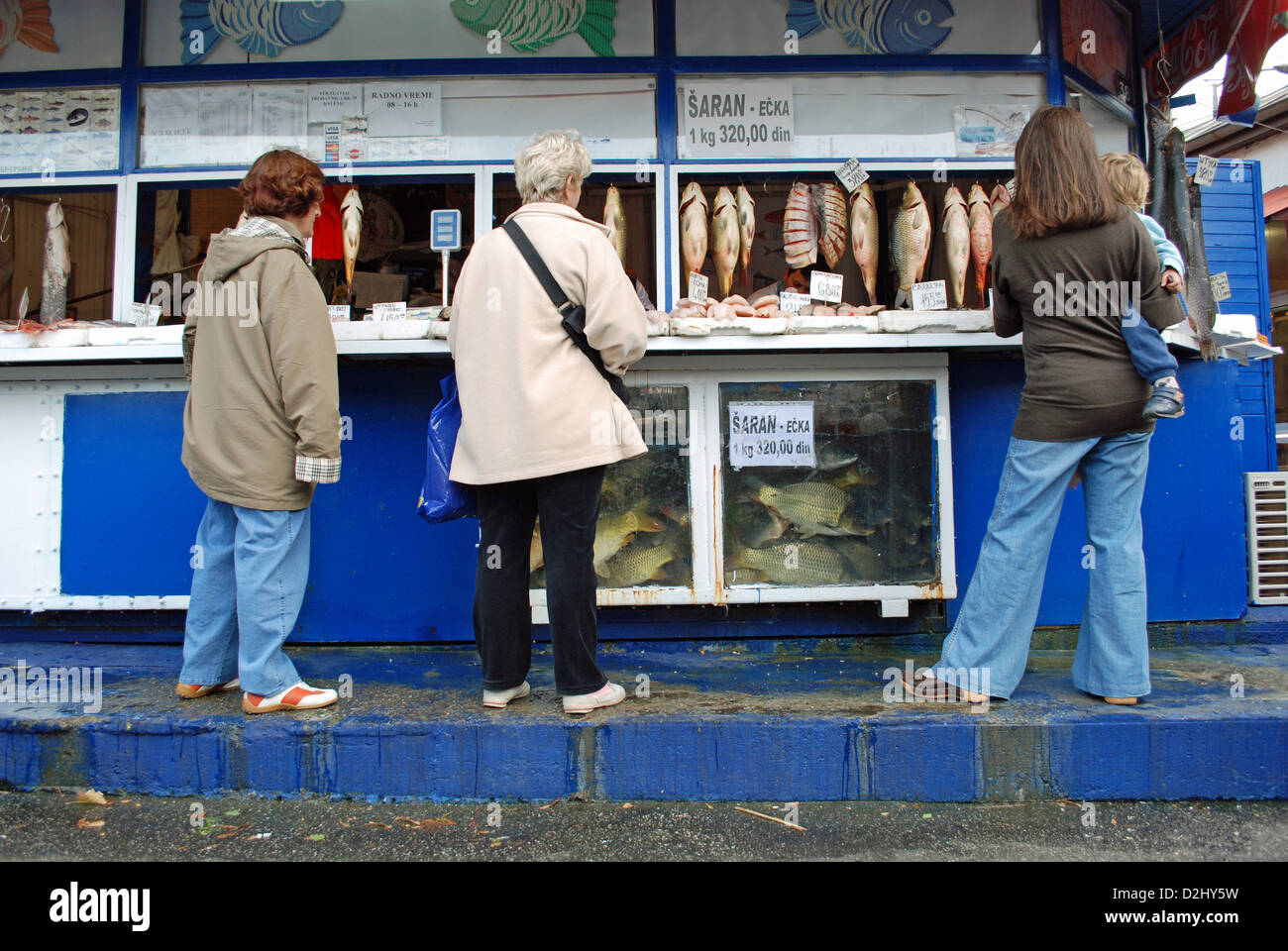 Frauen Schlange vor frischen Fisch-Shop in Kalenić Markt, Belgrad, Serbien Stockfoto