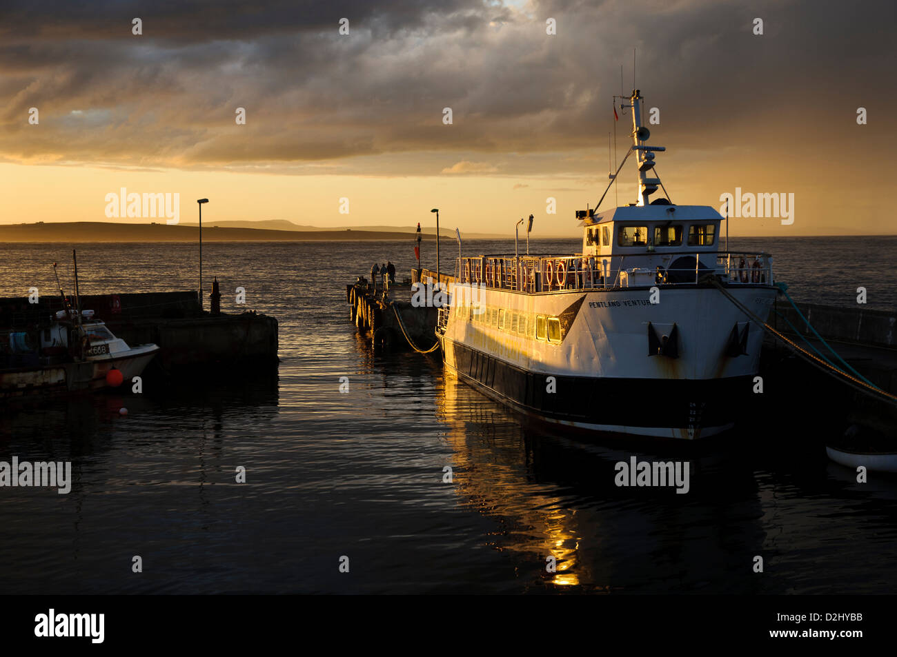 Der Passagier-Fähre Pentland Venture vertäut im Hafen von John o' Groats bei Sonnenuntergang. Caithness, Schottland. August. Stockfoto