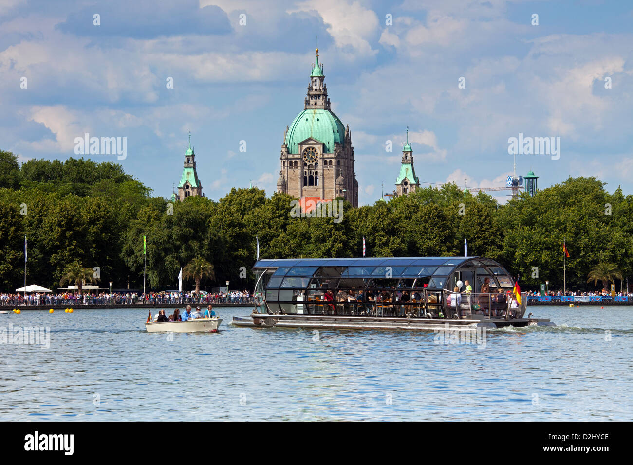 Ausflugsschiff mit Touristen auf künstlichen See Maschsee und New City Hall / Neues Rathaus im Hintergrund, Hannover, Deutschland Stockfoto