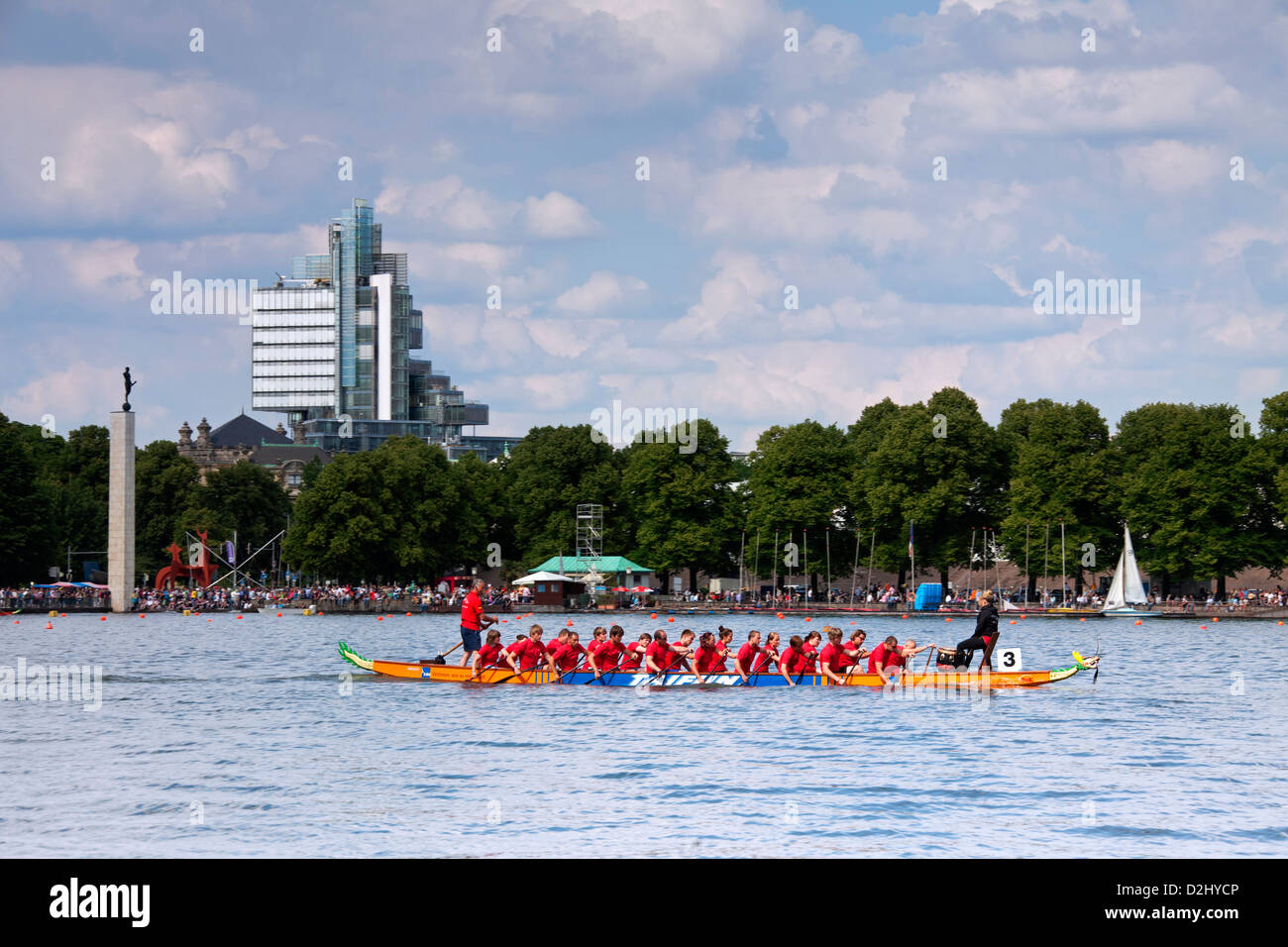 Drachenboot Rennen am künstlichen See Maschsee und die Norddeutsche Landesbank im Hintergrund, Hannover, Niedersachsen, Deutschland Stockfoto