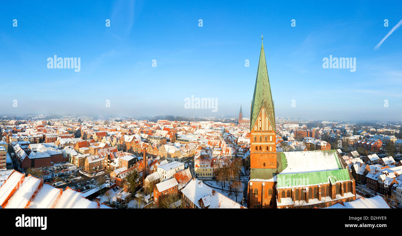 Lüneburg, Niedersachsen, Panoramablick mit St.-Johannis-Kirche im Vordergrund Stockfoto