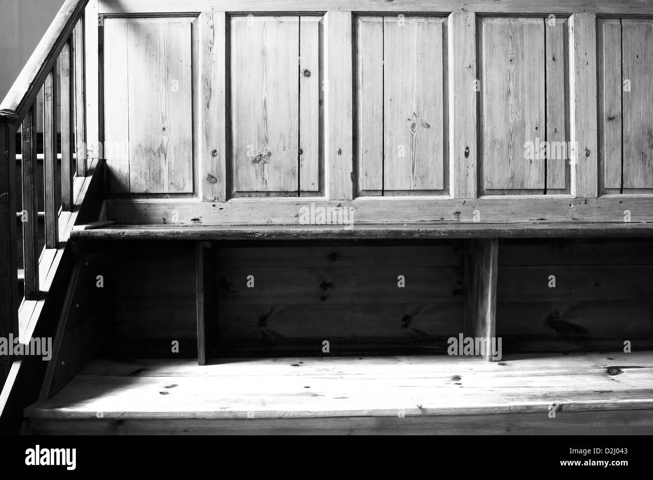 Eine historische einfache Holzbank im Friends Meeting House in England, Yorkshire Dales, Wensleydale, Countersett Stockfoto