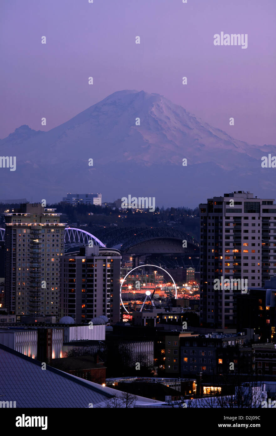 WASHINGTON - 2013 Blick auf Seattles Great Wheel und die Bögen von Safeco und CenturyLink Fields mit Mount Rainier in der Ferne. 2013 Stockfoto