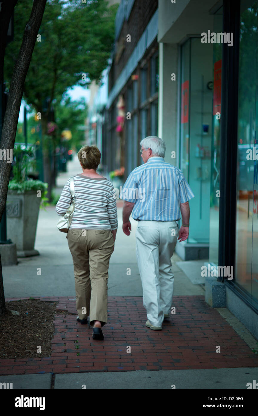 Ansicht der Rückseite des Senior Paar auf bürgersteig während des Tages Stockfoto