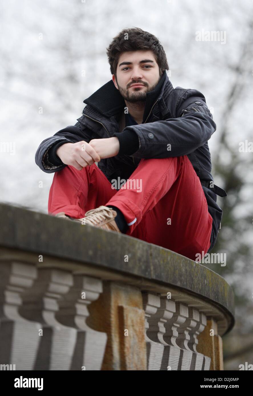 Student Vyaceslav Suchomesov aus Russland sitzt auf einem Geländer in Stuttgart, Deutschland, 24. Januar 2013. Seiner Heimatstadt Oimjakon in der russischen Republik Sakha Republik gehört zu den kältesten bewohnten Orte auf der Welt. Der gehärtete Student hält daher den deutschen Winter eher mild. Foto: Bernd Weissbrod Stockfoto