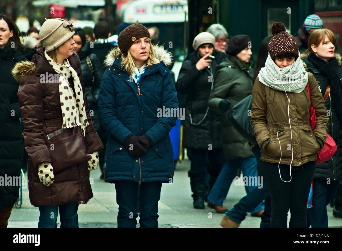 New York, USA. 25. Januar 2013.  Menschen bündeln, für einen weiteren Tag der Temperaturen unter dem Gefrierpunkt, wie New York einen schweren Kälteeinbruch erträgt. Bildnachweis: Joseph Reid / Alamy Live News Stockfoto