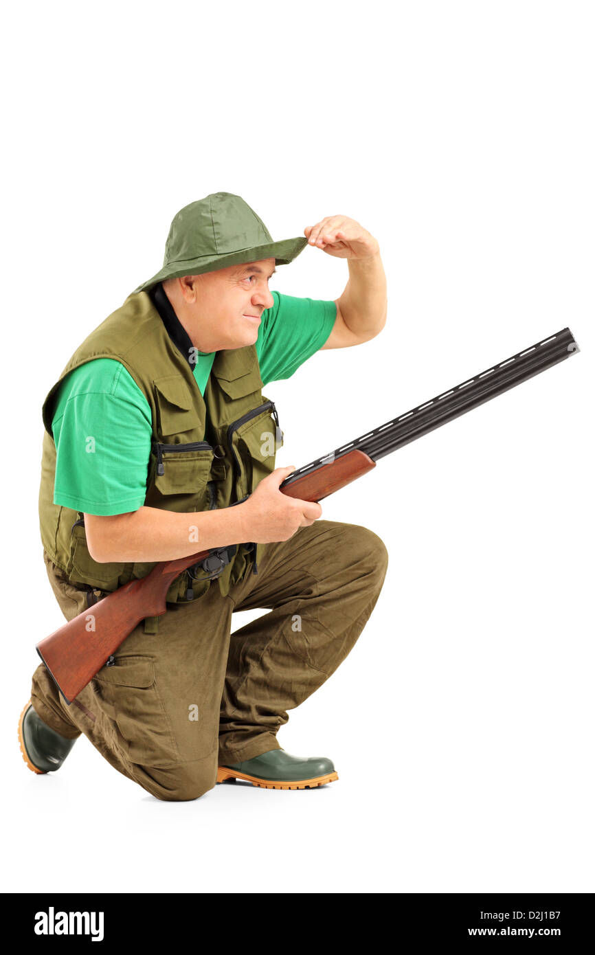 Jäger mit Gewehr hocken und suchen in der Ferne isoliert auf weißem Hintergrund Stockfoto