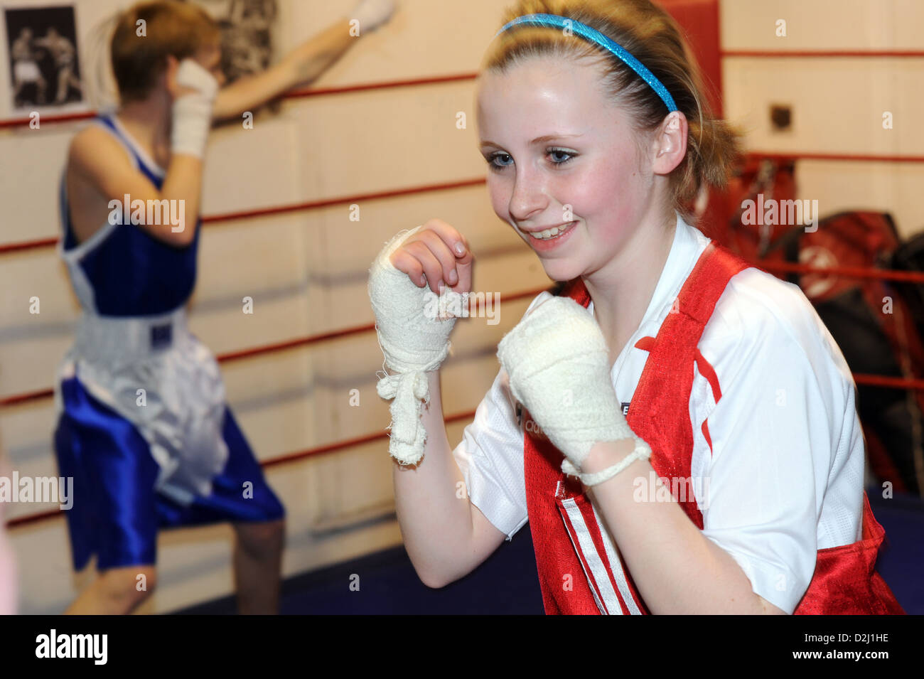 Teenager-Mädchen bei einem Boxing Club South Yorkshire UK Stockfoto