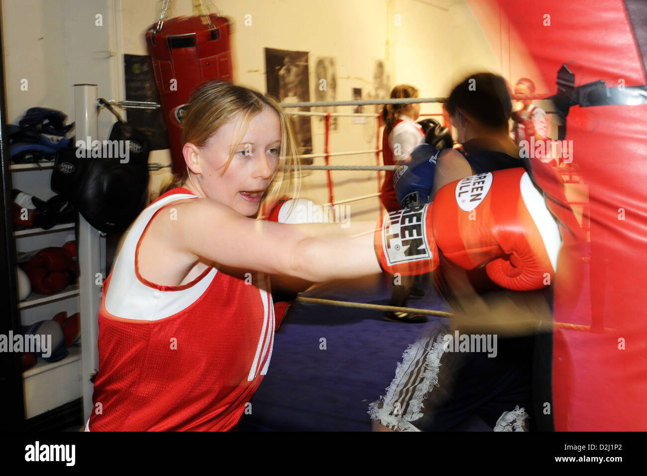 Teenager-Mädchen schlägt ein Boxsack an ein Boxing Club South Yorkshire UK Stockfoto