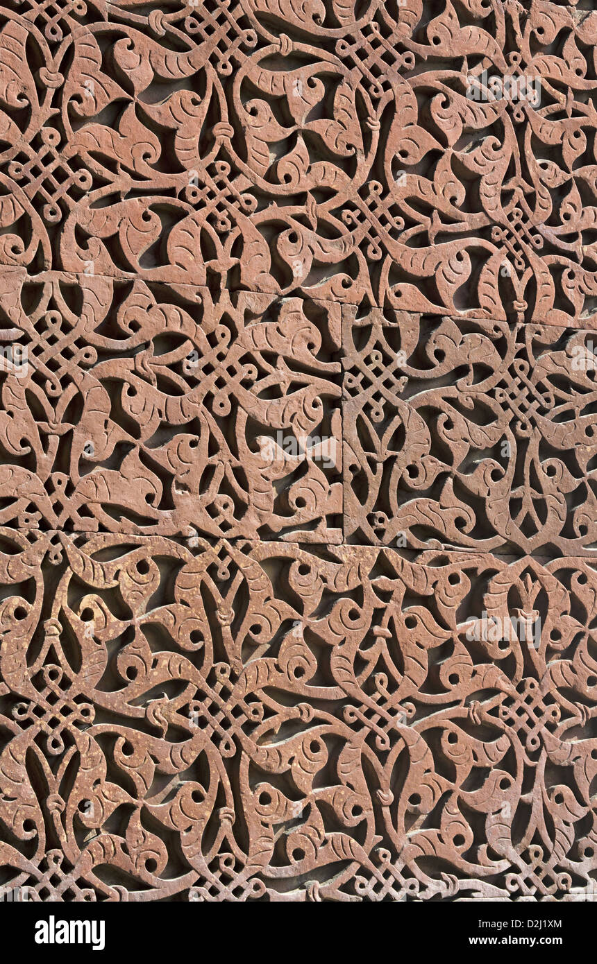 Geschnitzte Design auf eine Wand des Gebäudes. Qutb Minar-Komplex, Delhi, Indien Stockfoto