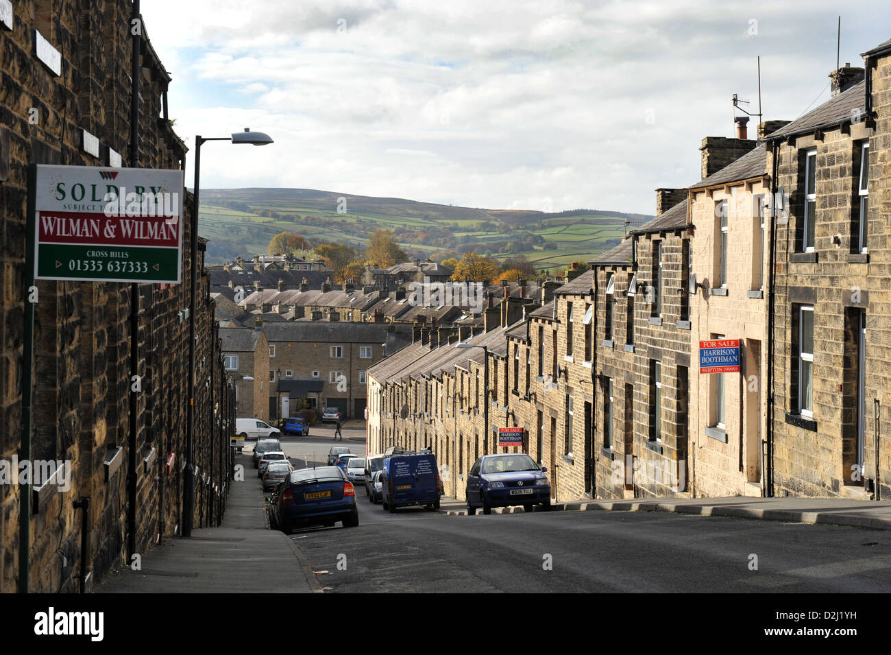 Straße von terrassenförmig angelegten Wohnungen zum Verkauf, Skipton North Yorkshire UK Stockfoto