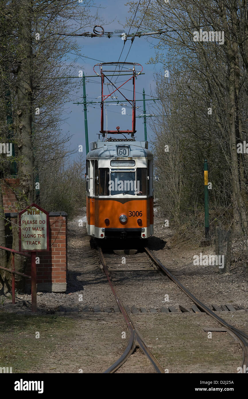 Orange & weiß Tram an der Straßenbahn Museum Crich nr Matlock derbyshire Stockfoto