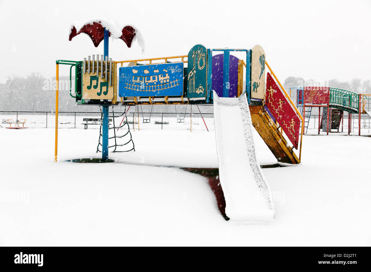 Lochwinnoch, Renfrewshire, Schottland, Großbritannien, Freitag, Januar 2013, 25th. Winterschnee fällt auf einem Kinderspielplatz. Stockfoto