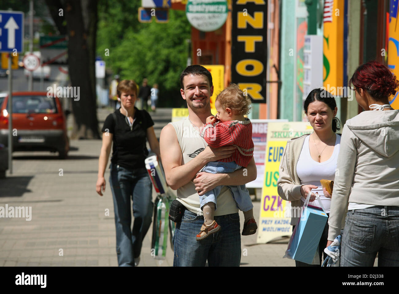 Zgorzelec, Polen, Passanten auf der Straße vor Wechselstuben und Tabaklaeden Stockfoto