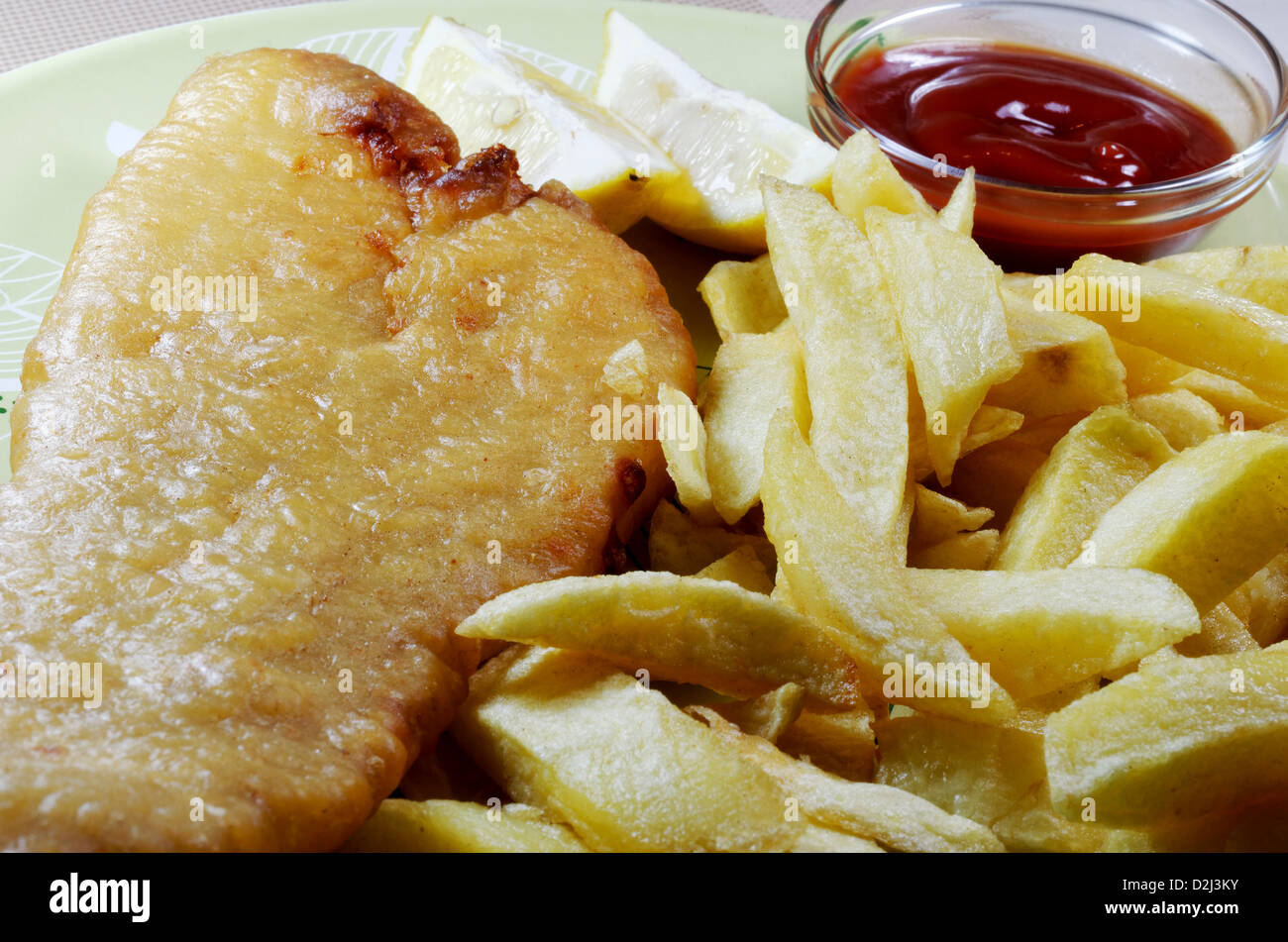 Ein Teller mit frischen, gebratenen Fisch und chips Stockfoto