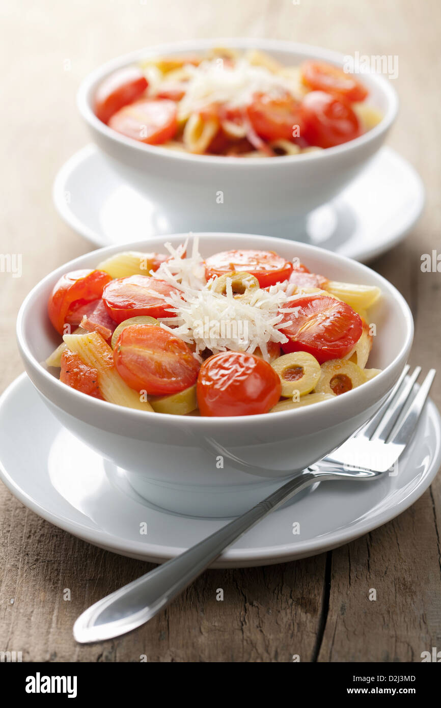 Pasta mit Tomaten und salami Stockfoto
